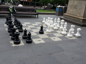 Échiquier sur le parvis de la State Library
