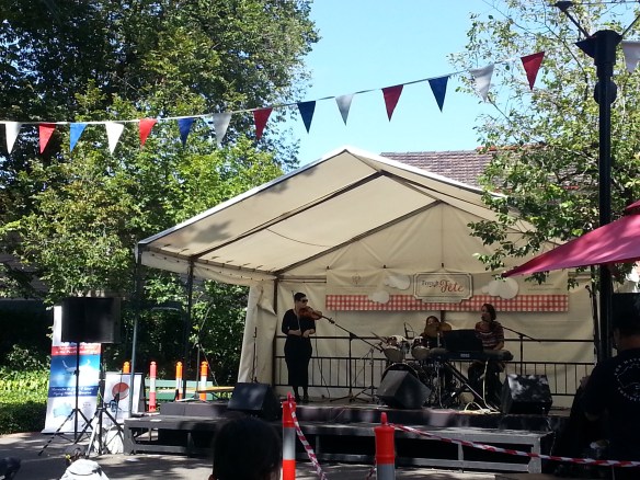 Groupe de musique sur la scène de la French Fête
